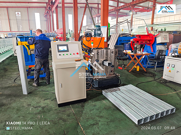 Máquina formadora de rollos de tubería de bajada de agua de lluvia rectangular para corte de sierra de mosca