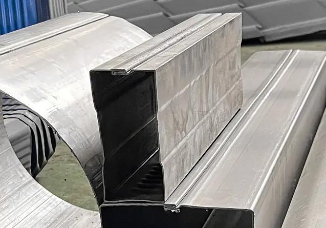 Máquina formadora de rollos de tubos con bloqueo rectangular