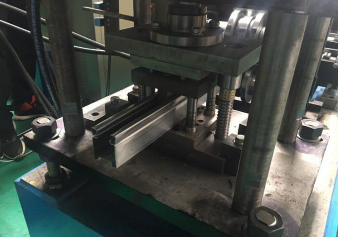 Máquina perfiladora de riel guía en U corrediza para puerta de persiana
