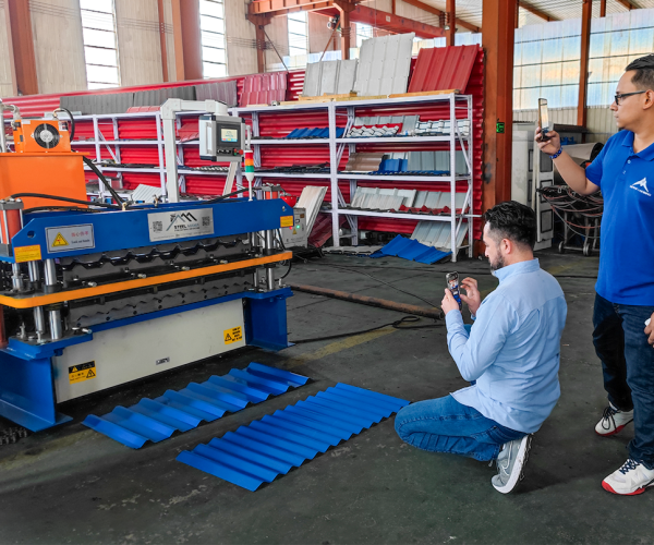 Clientes mexicanos acuden a la fábrica para probar máquinas